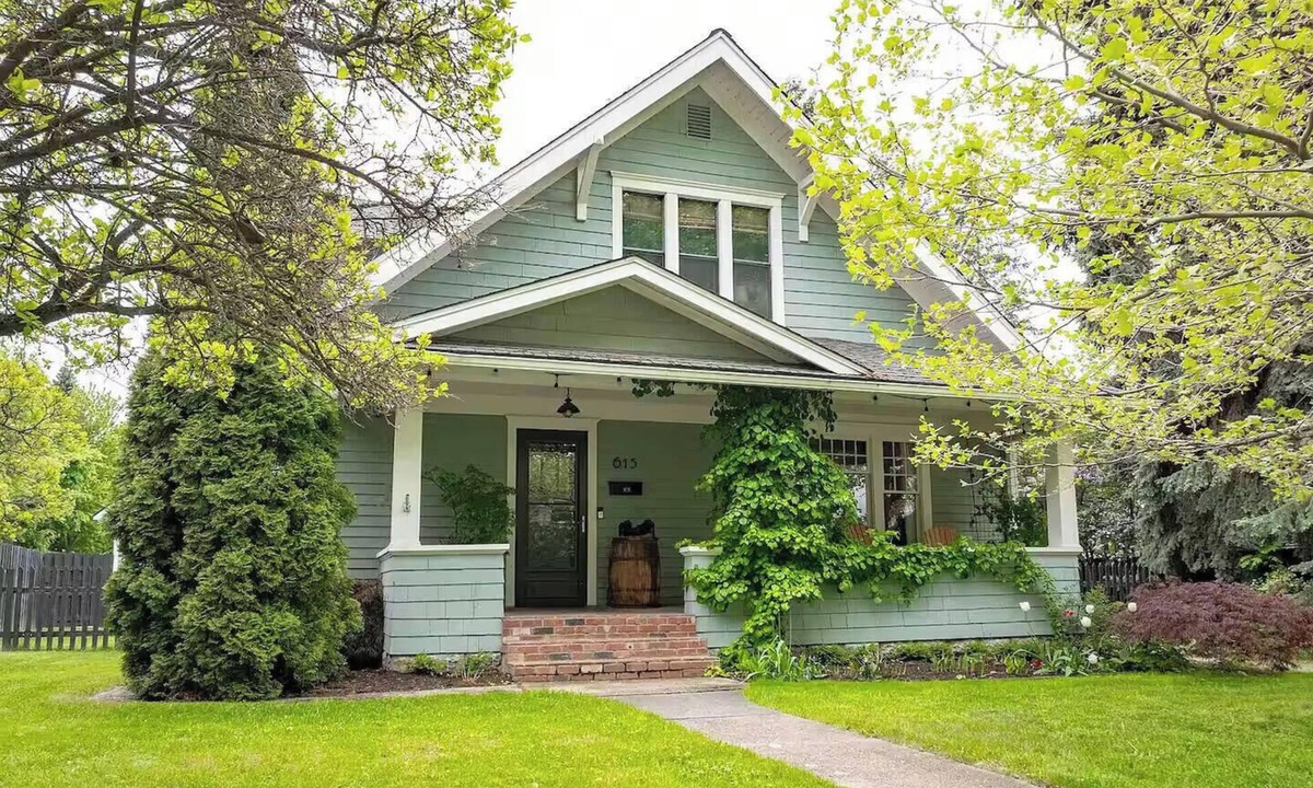 Moscow House | Lovely 4-bed/2-bath house with plenty of space for large groups