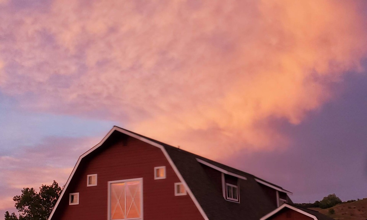 Payette County House | Lovely barn with AC in charming Fruitland, 4 minutes off I84!