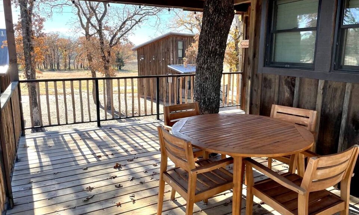Elm Mott Cabin | Lovely Treehouse Glamping Spot Near Magnolia and Baylor, Texas