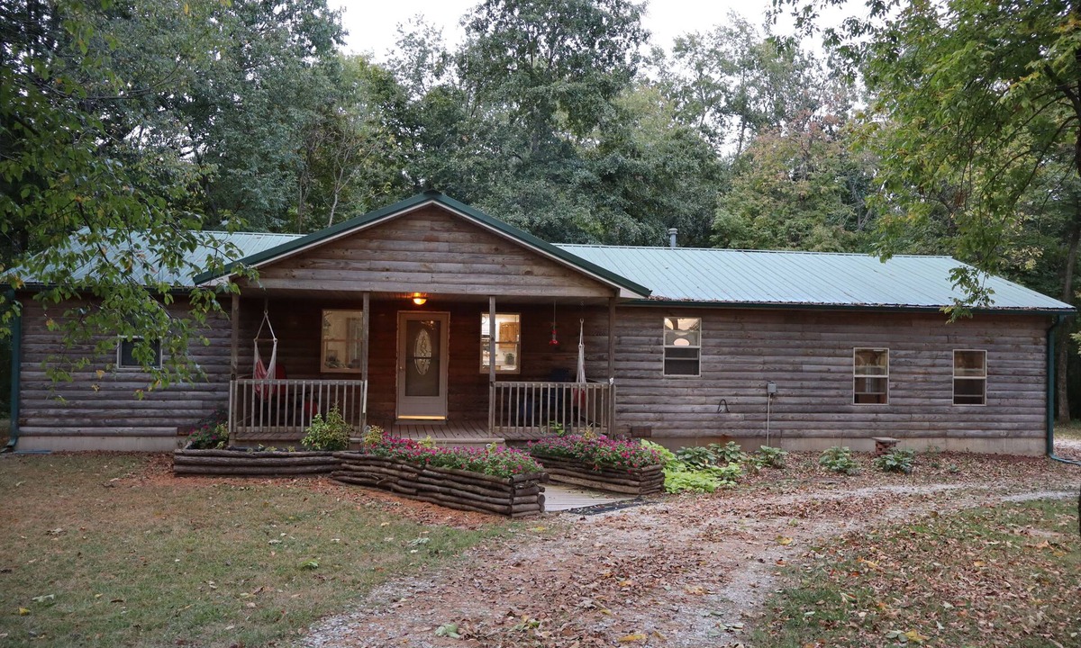 Pittsfield Cabin | Lovers’ Lakeside Love Nest Cozy Retreat on Pittsfields Serene Lake.
