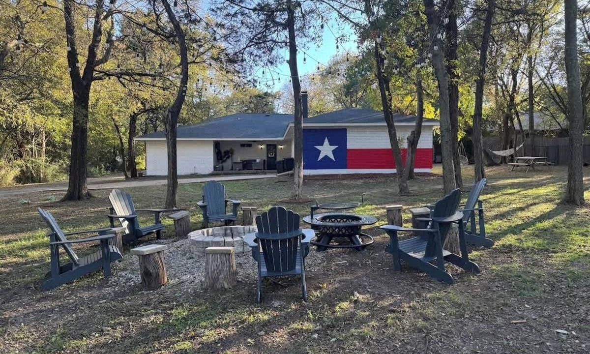 Duncanville House | Lux Retreat | FIFA | Sleeps 12 | Firepit | Pets