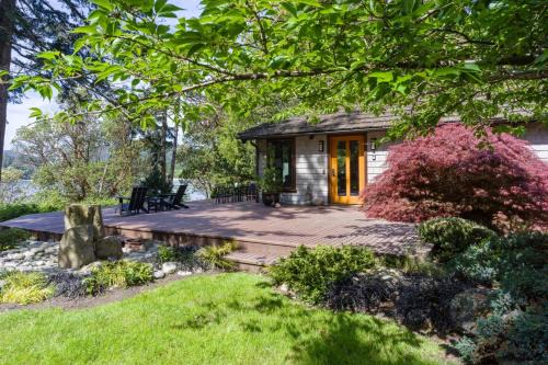 Eastsound House | Luxe Beachfront, Hot Tub, Kayaking, Walk to Town