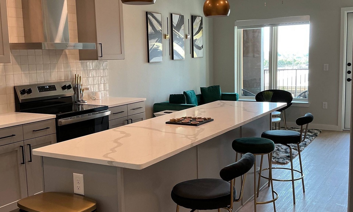 Deep Ellum Apartment | Luxe Deep Ellum Escape Pool, Coffee Bar, Gym and Workspace