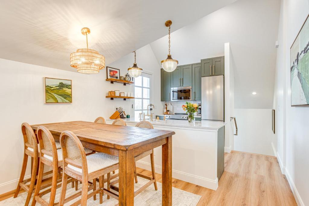 Sloan Lake Apartment | Luxe Designer Flat on Sloans Lake w/Rooftop Deck