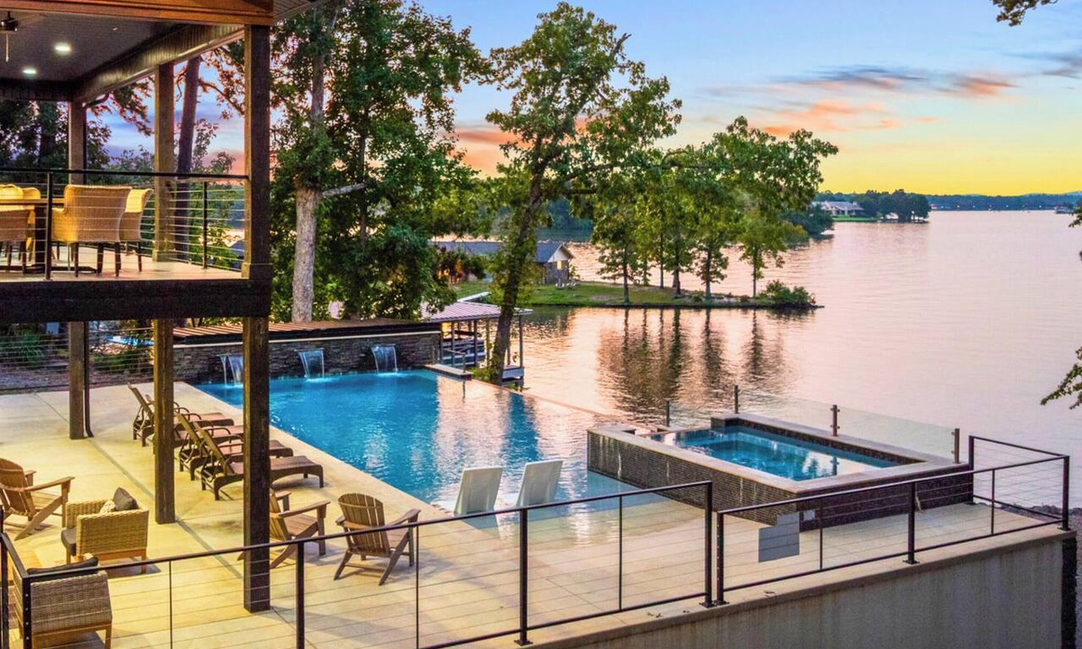 Rockwell House | Luxe Lakefront | Sleeps 17 | Fireplace | Hot Tub