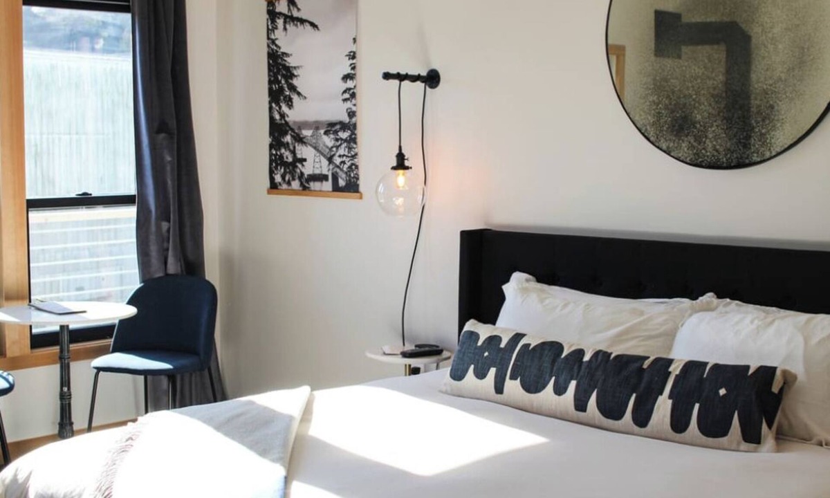 Astoria Hotel | Luxe River View King Room at Bowline Hotel, River View