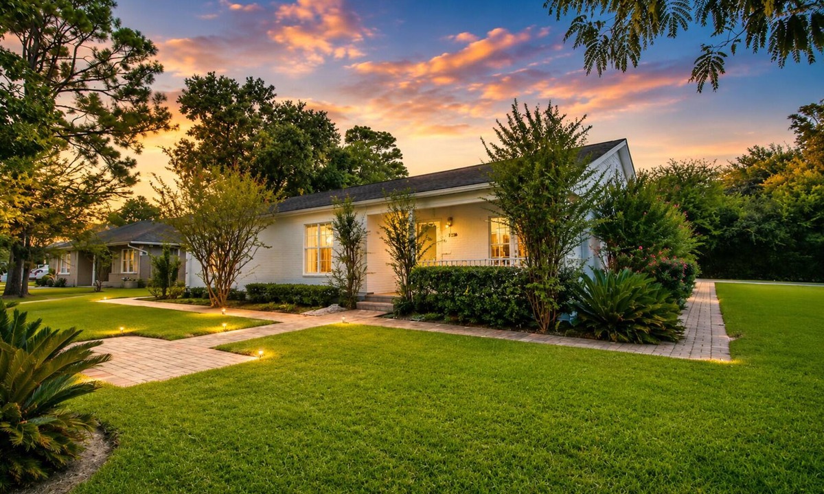 Braeswood Place House | Luxe Spacious 5BR Mansion, 2mins to NRG Stadium, Stays 13, BBQ, Projector, Park