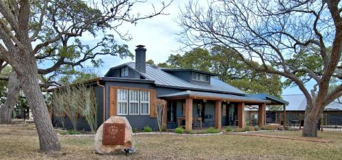 Bergheim House | Luxurious international-Style Ranch Vacation Rental with Pool Access and Stunning Views in Bergheim, Texas