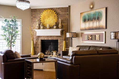 Wetmore House | ★ Luxurious Two-Story Home ★ Near La Cantera/Rim