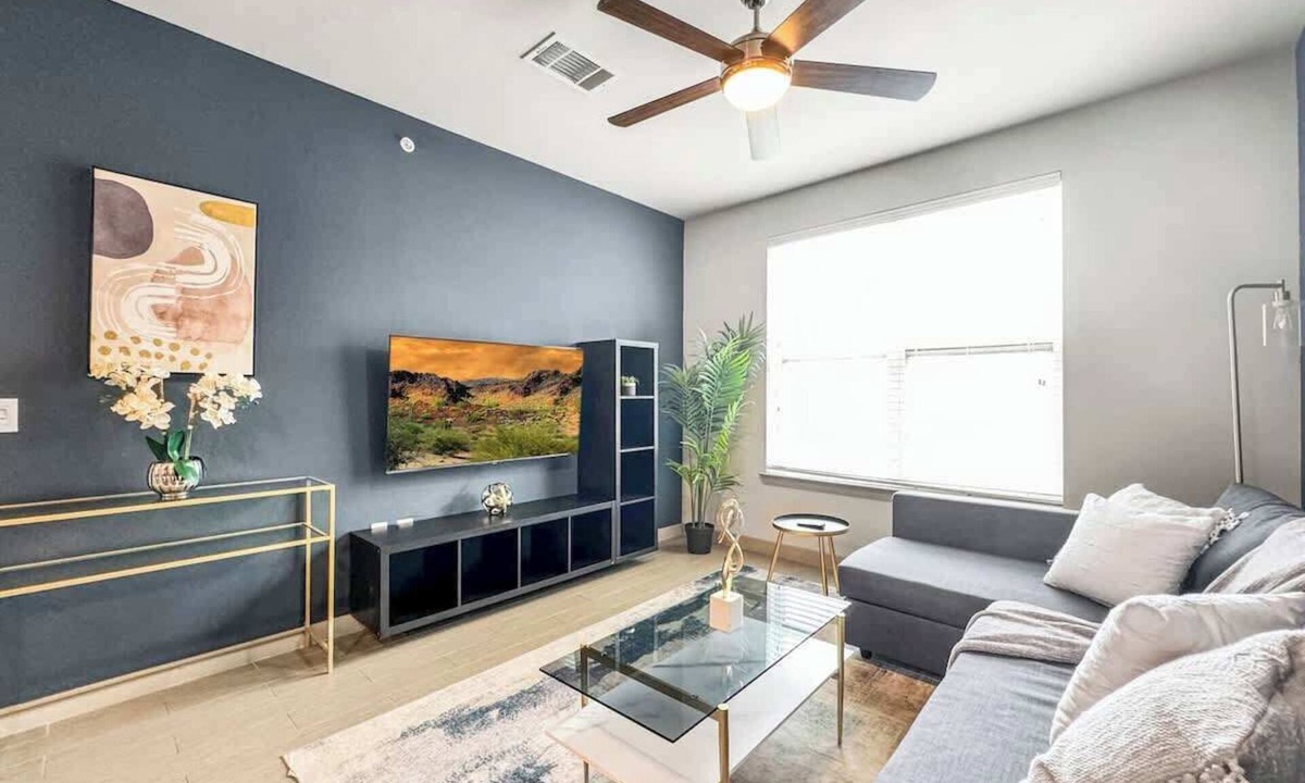 Uptown Apartment | Luxury 1BD | Uptown | Sleeps 4 | Parking