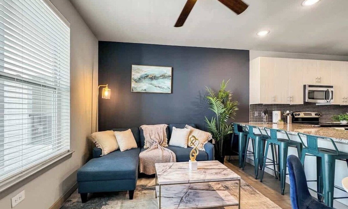 Uptown Apartment | Luxury 1BD | Uptown | Sleeps 4 | Parking
