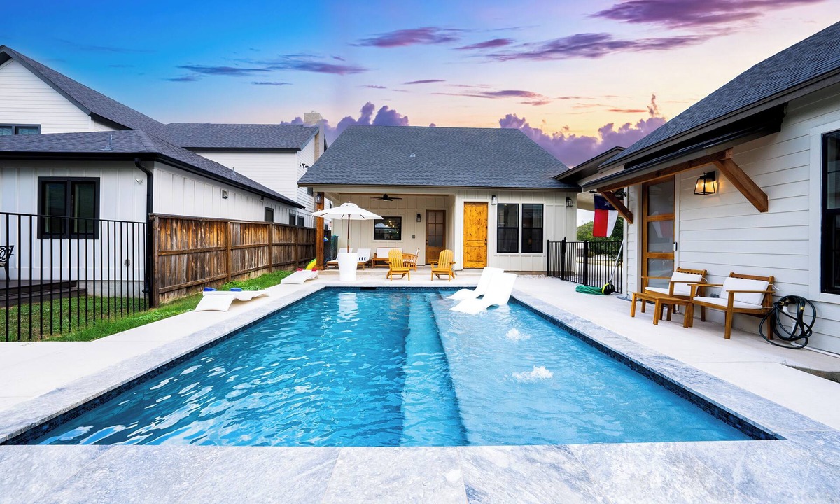 Oak Park - Northwood House | Luxury 3-bedroom Farmhouse with Pool Centrally Located in San Antonio