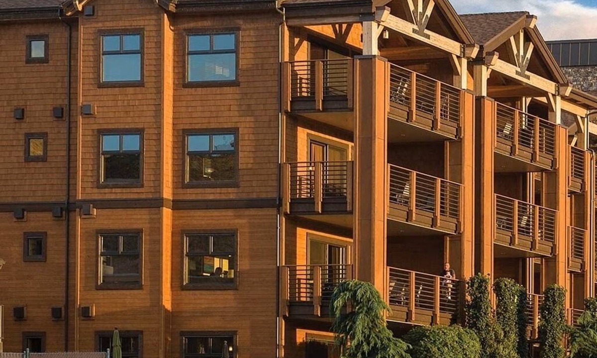 Chelan Resort | Luxury 3BR Lake Chelan resort: 10 days of lakeside bliss and total relaxation.