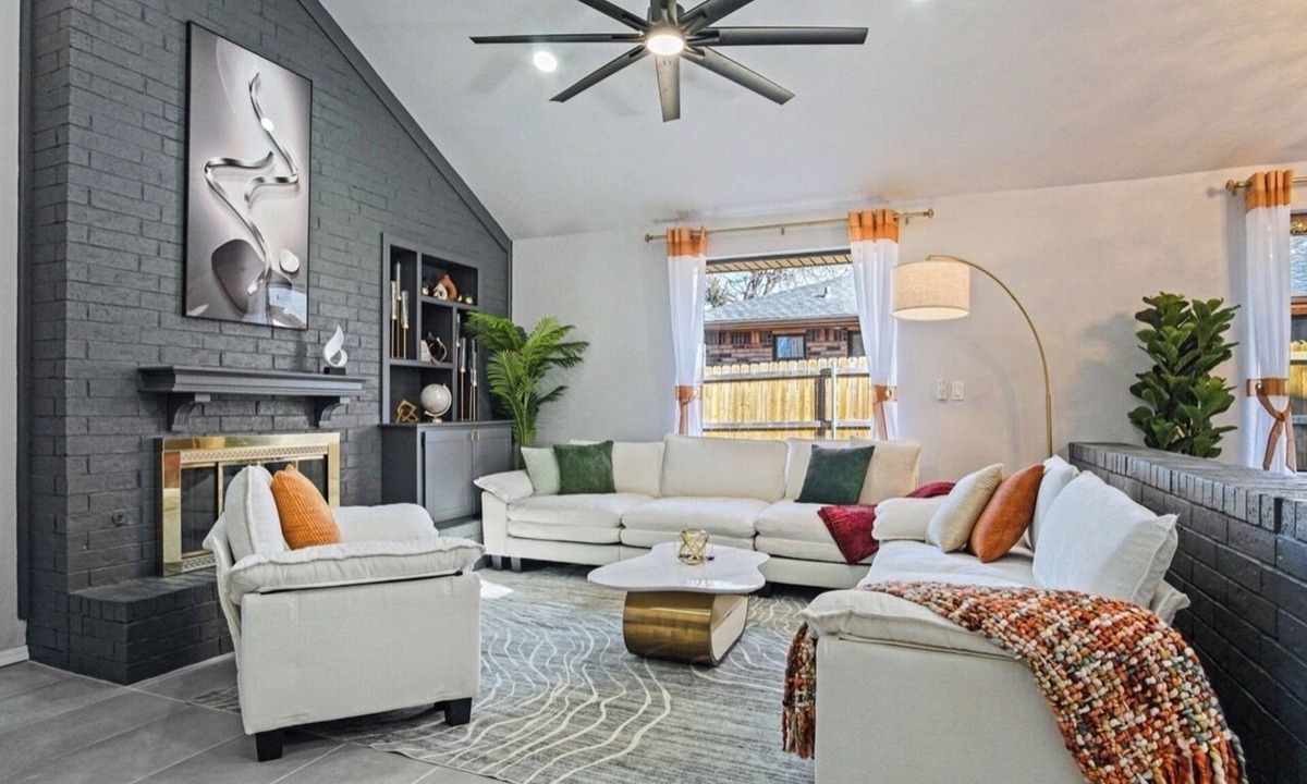 Oklahoma City House | Luxury 3BR Retreat Fire Table Minutes to Lake Hefner