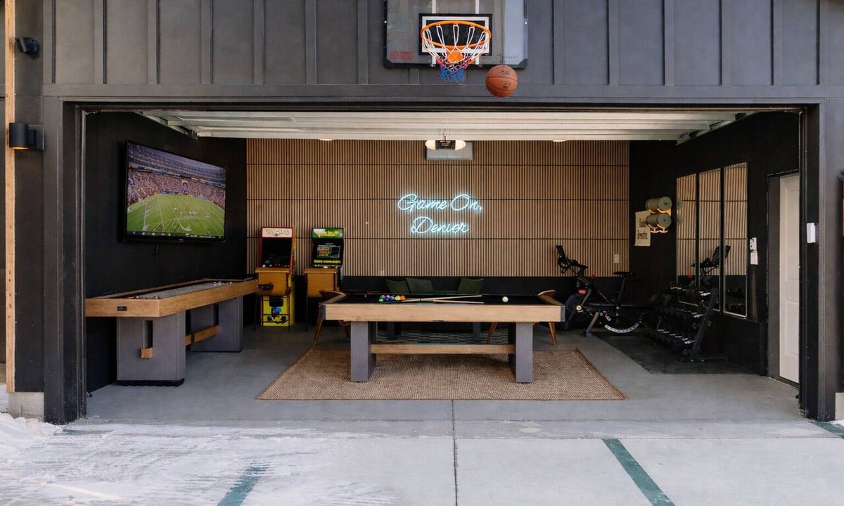 Berkley House | Luxury 5BR with hot tub, heated game garage, mini golf, outdoor projector