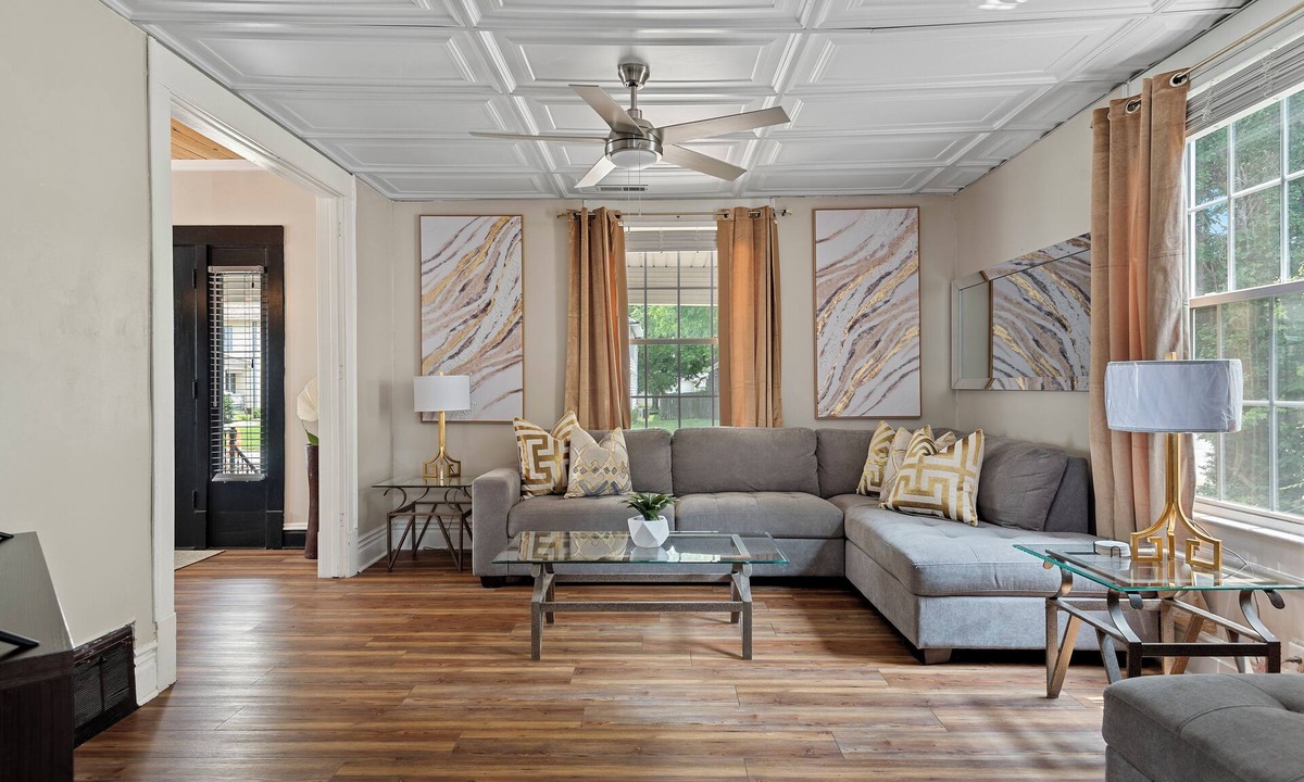 Springfield House | Luxury 6BR Retreat with Fire Pit Sleeps 15