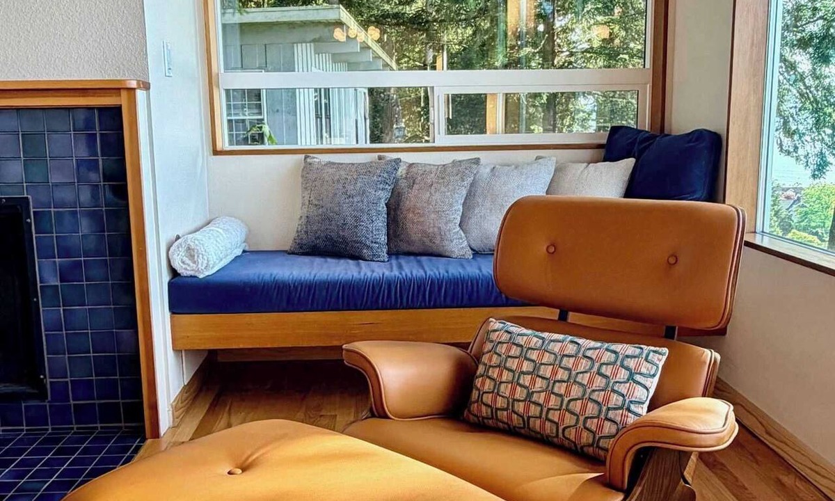 South Hill House | Luxury Bay Retreat | Hot Tub + Views
