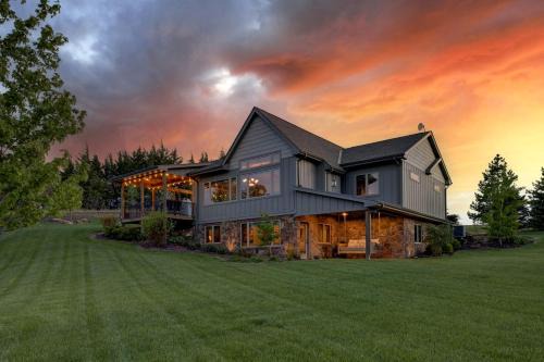 Wahoo House | Luxury Cabin Getaway with Views of Lake Wanahoo near Lincoln in Nebraska