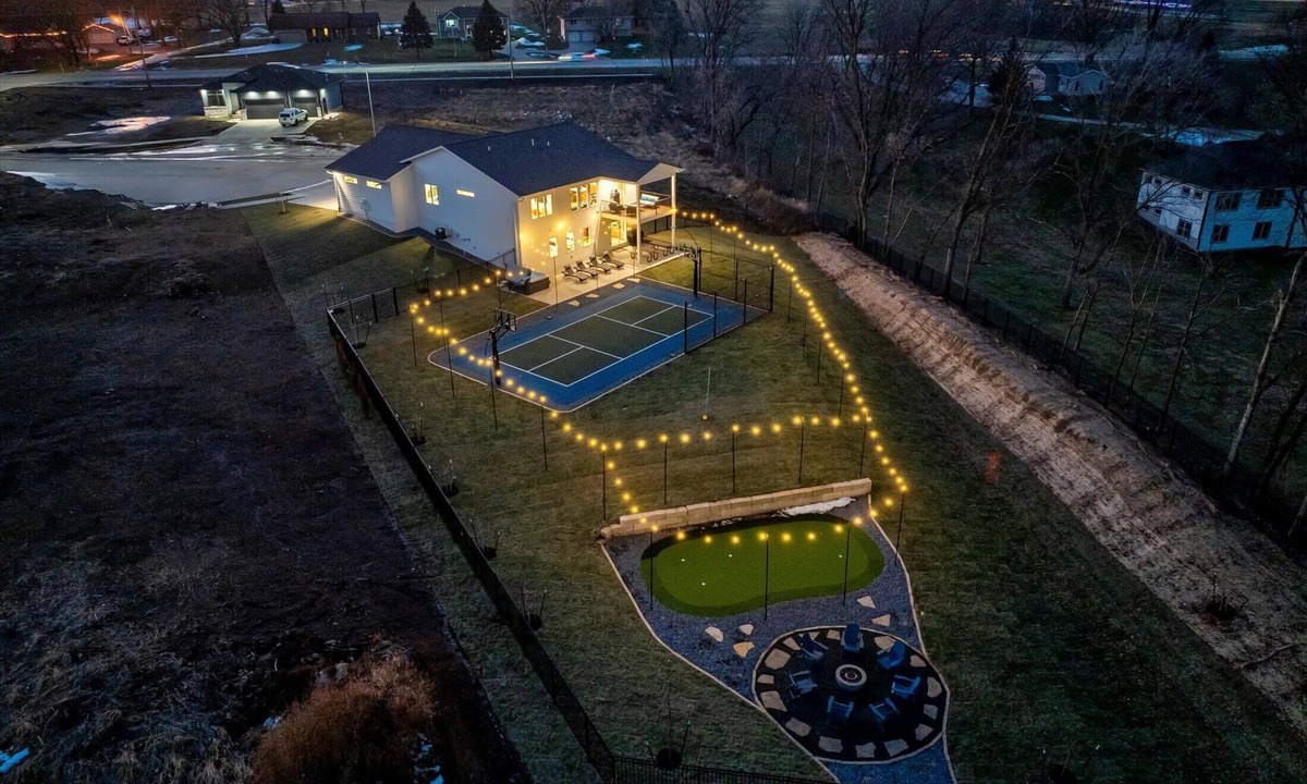 Altoona House | Luxury Family Retreat with Pickleball, Putting Green, Hot Tub & More!