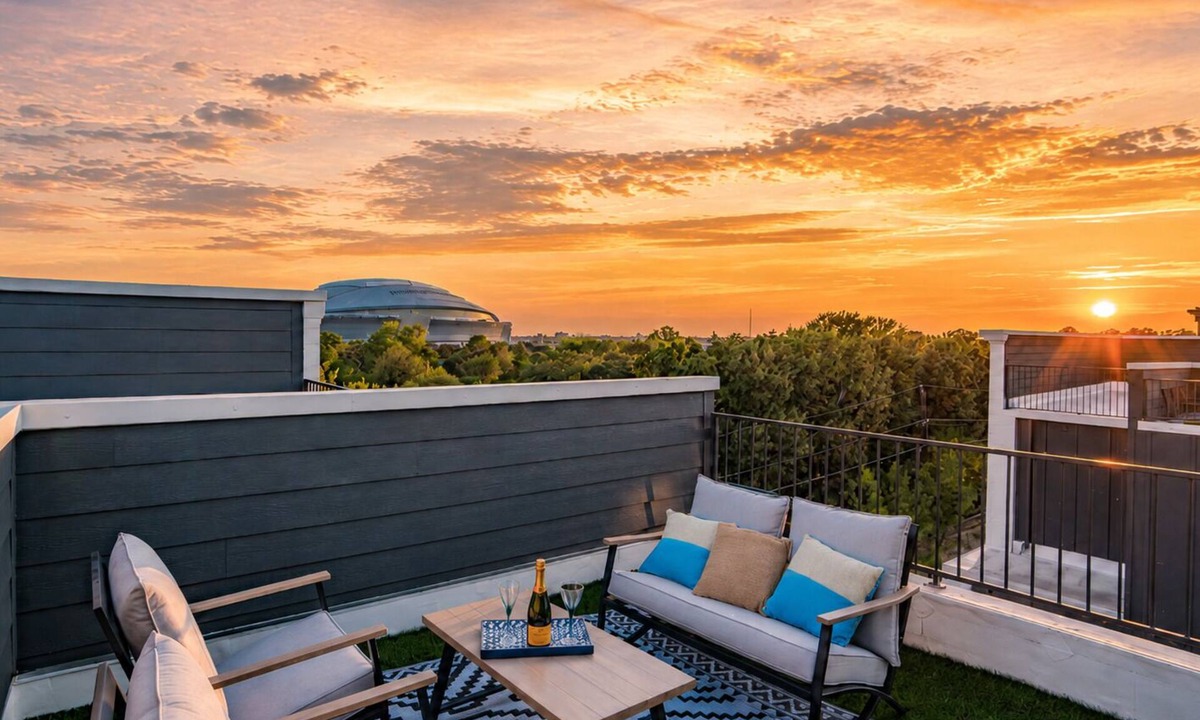 Arlington House | Luxury Home w/Parking | Walk to AT&T Stadium