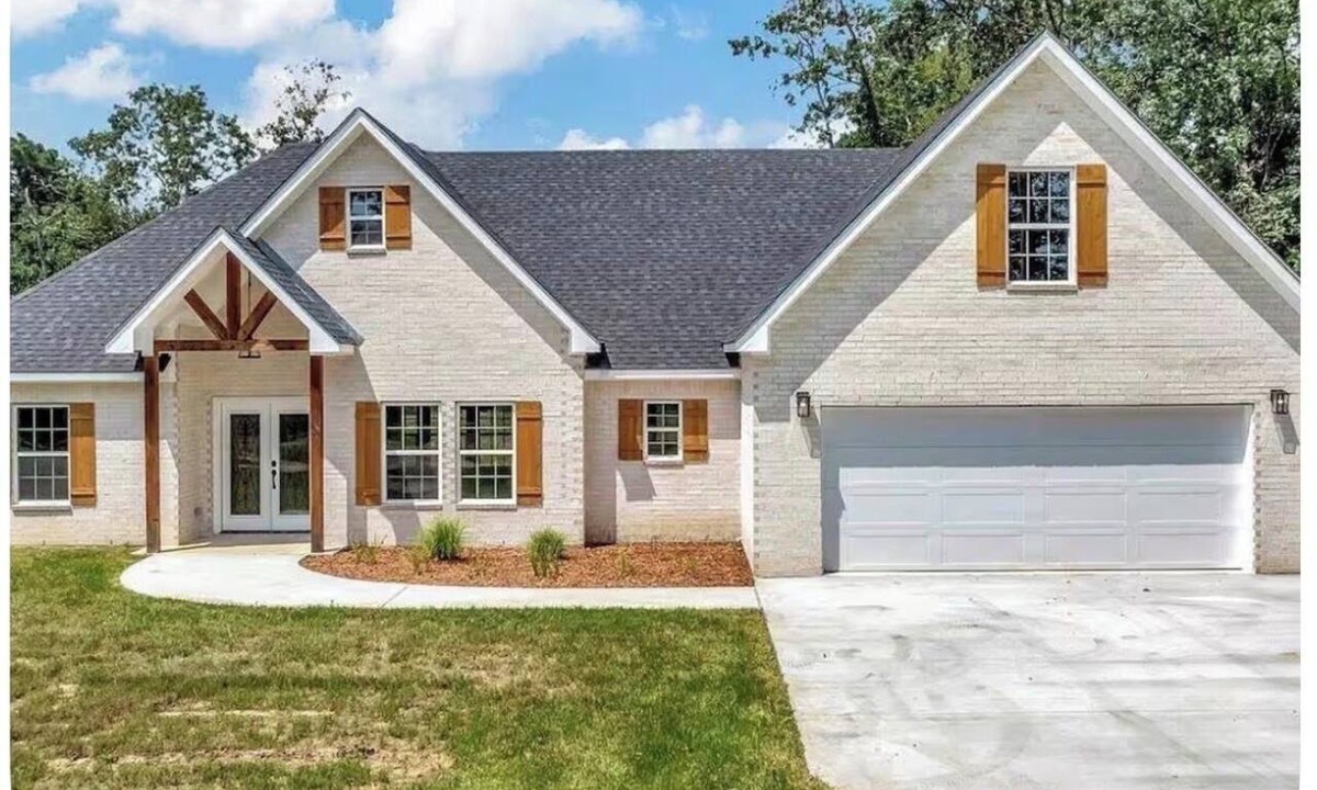 Lufkin House | LUXURY IN LUFKIN!