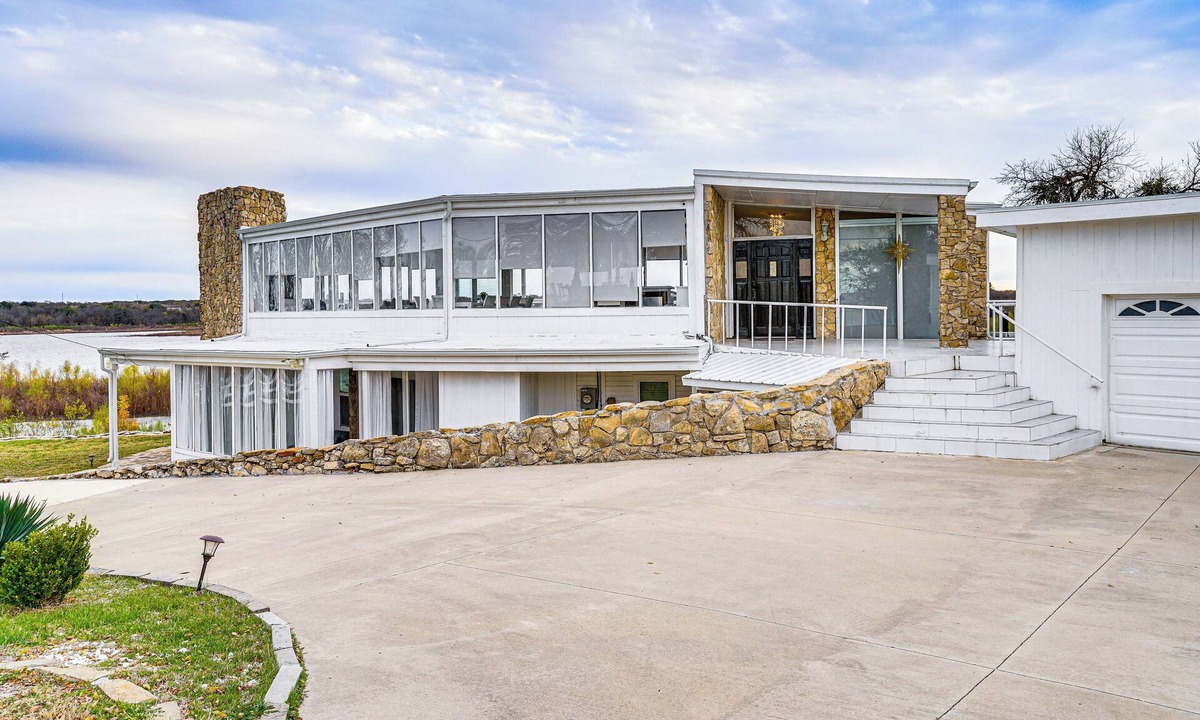 Runaway Bay House | Luxury Lakefront Retreat w/Dock in Runaway Bay