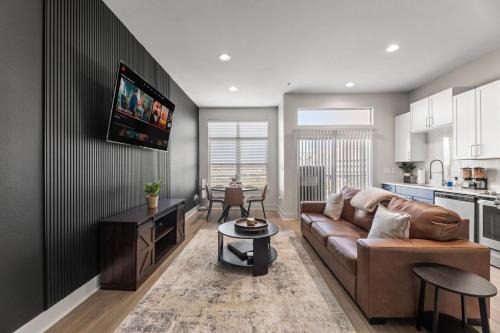 Deep Ellum Apartment | Luxury Skyline Escape, FIFA World Cup, King Bed, DT View, Sauna