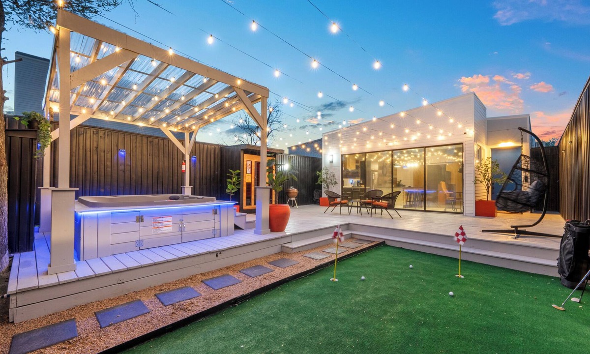 Garden Oaks House | Luxury Spa House Hot Tub, Sauna & Mini Golf