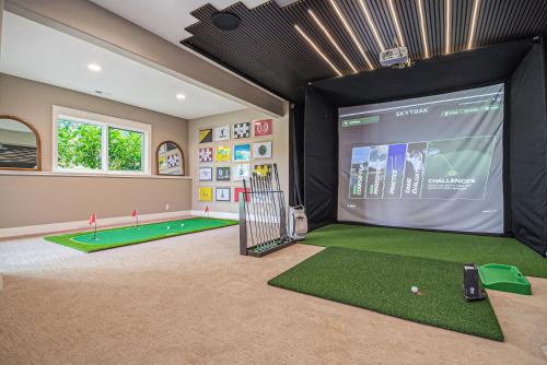 Elkhorn House | Luxury Stay with Golf Simulator and 3 King Bedrooms