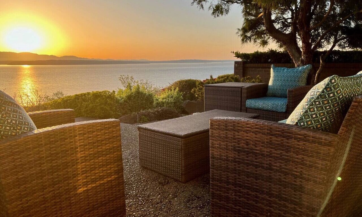 Broadview House | Luxury Water View 6BR Retreat with Gym