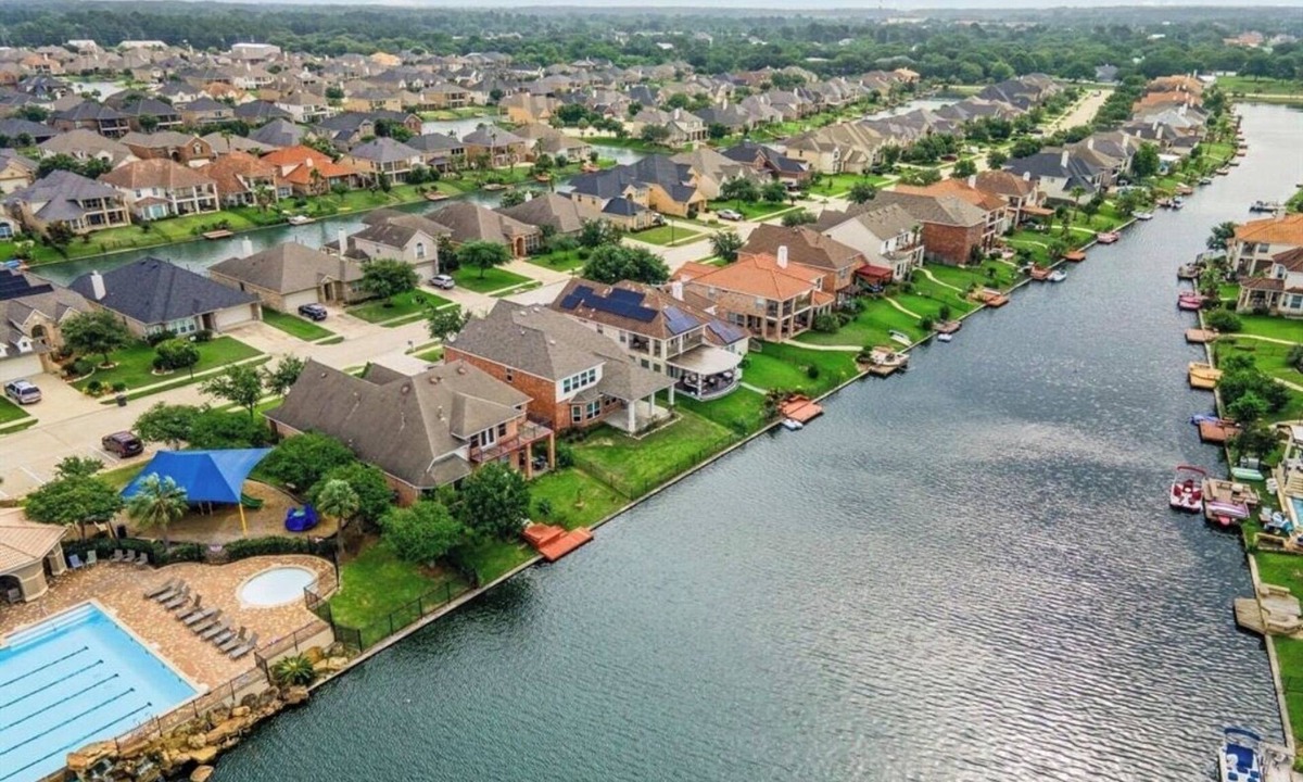 Sydney Harbour Villa | LuxuryLakefront: Sleeps 10+: Family, Corporate & Insurance OK: Kayak & Fishing