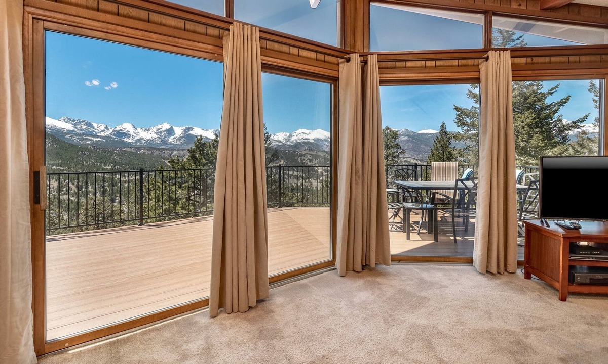 Windcliff Estates House | Macmillan Dog-friendly Vacation At Windcliff 4 Bedroom Home by RedAwning