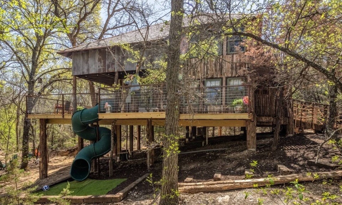 Dennis Cabin | Magical Treehouse on the Brazos River with spiral slide off the deck! 350 acres! Tubing!