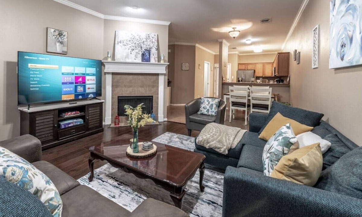 North Overton House | Main St. Matador 3BR/3BA Close to Tech