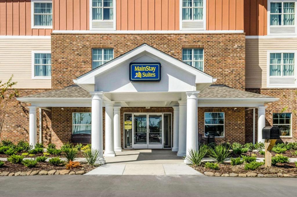 Hackberry Hotel | MainStay Suites Hackberry Sportsman's Lodge