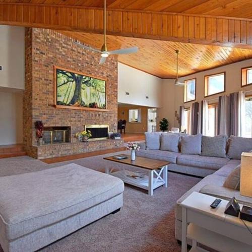 Copperas Cove House | Mansion on 5ac with pool and indoor court, 5bdr, sleeps 14