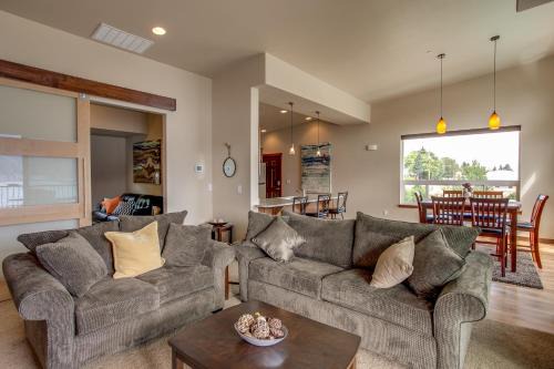 Manson House | Marvelous Manson Condo, Steps to Lake Chelan Beach