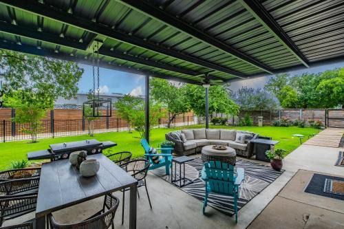 Roanoke House | Massage Chairs, Foosball, Wet Bar & Board Games
