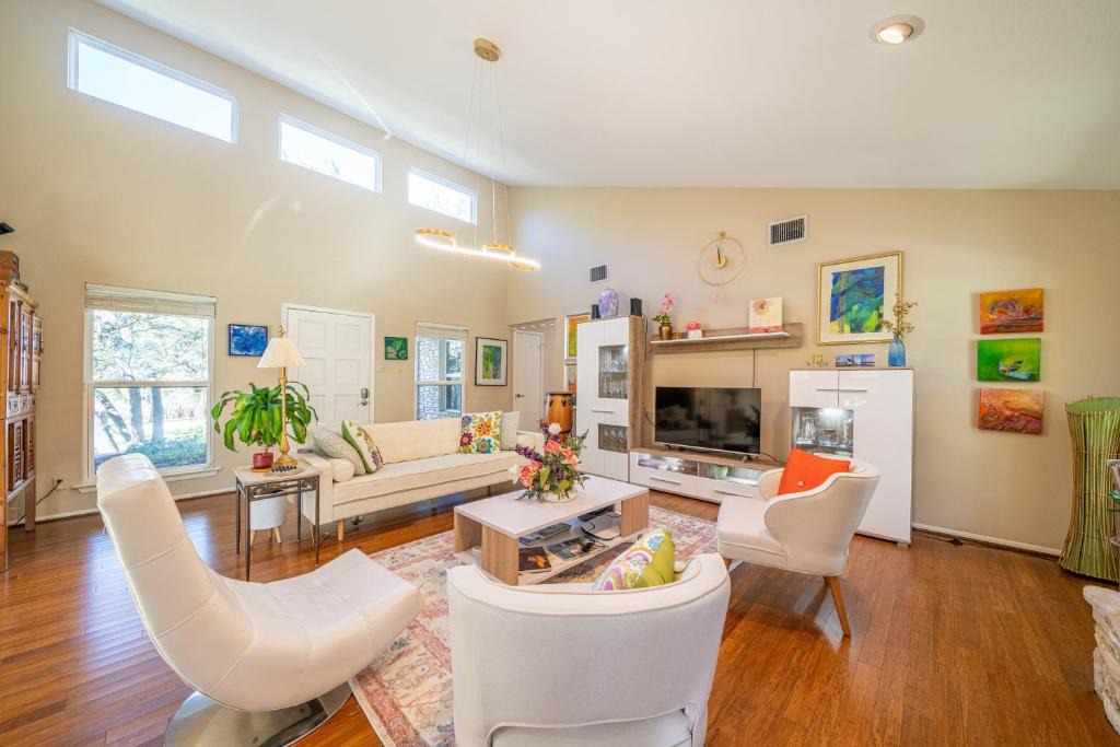 San Marcos Bed & Breakfast | Master Bedroom with King Bed-FREE-WiFi-Snack-Parkg in Relaxing Oasis