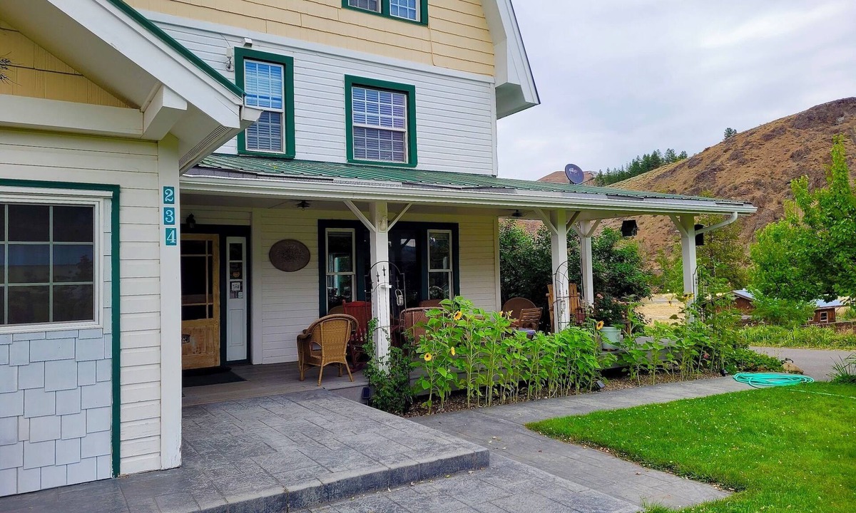 Twisp Cabin | Methow Valley Inn-4 Bedroom option, Sleeps 9, Perfect for Family or Friends