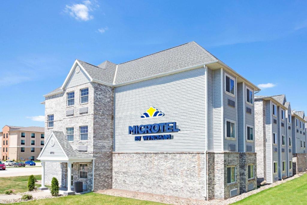 Urbandale Hotel | Microtel Inn & Suites Urbandale