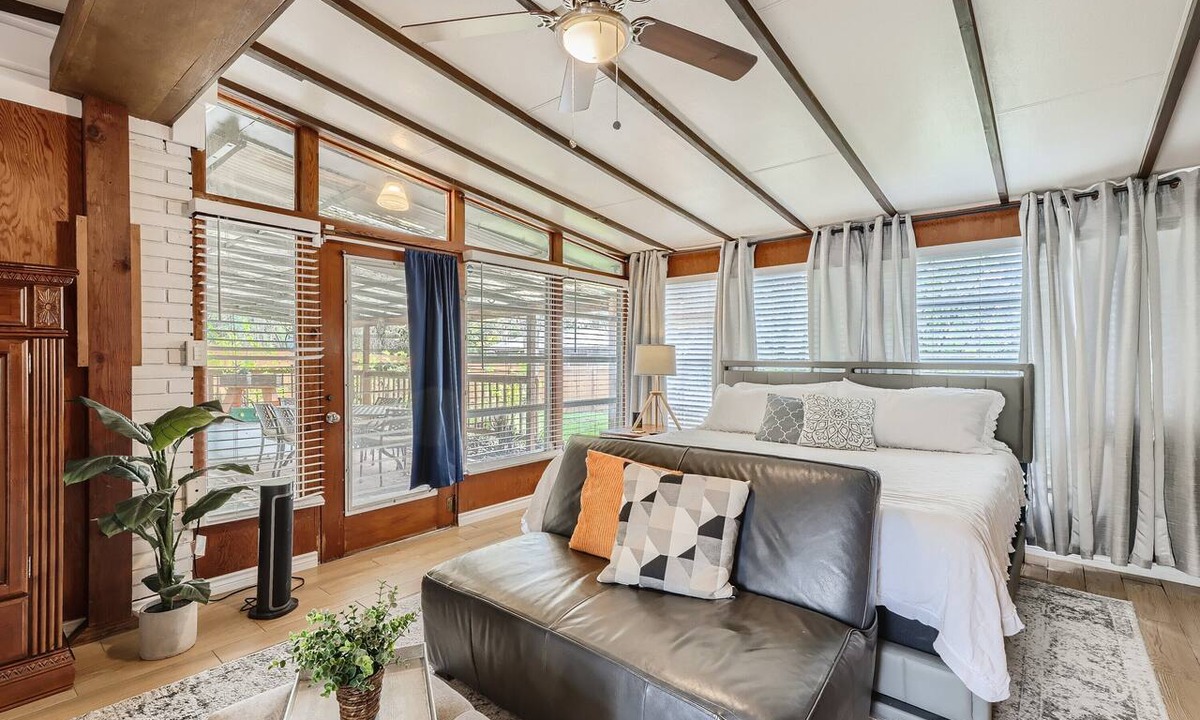 West San Antonio House | Mid Century Beauty by Medical Center