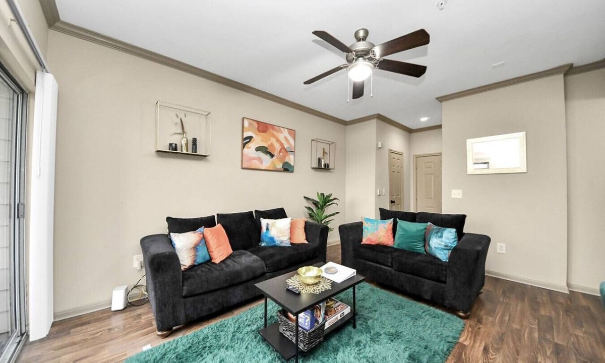 Midtown Apartment | Mid-rise Haven in the Heart of Downtown And Midtown