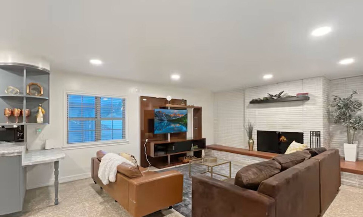 Tokio House | Midcentury Retreat 4bdr 6 Beds Gym + Yard