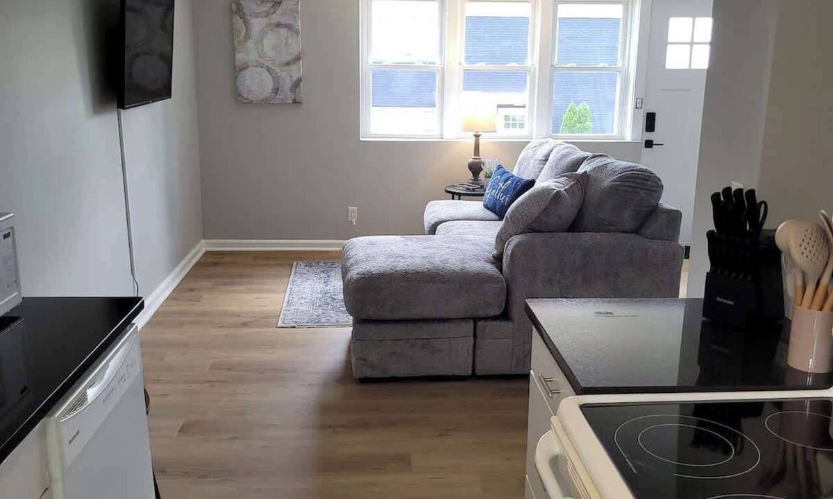 Joslyn Castle Apartment | Midtown Base, Near Blackstone & Dundee