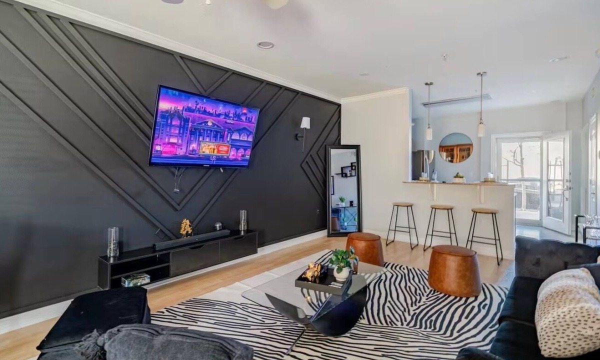 Midtown Condo | Midtown Retreat - Fire Pit & Grill Luxury Family Retreat - Double King Beds
