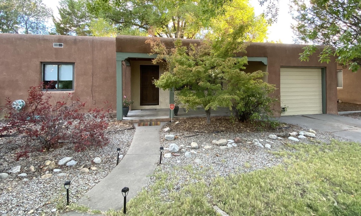 Southeast Heights House | Minutes from the Airport, KAFB, UNM, and the historic Nob Hill!