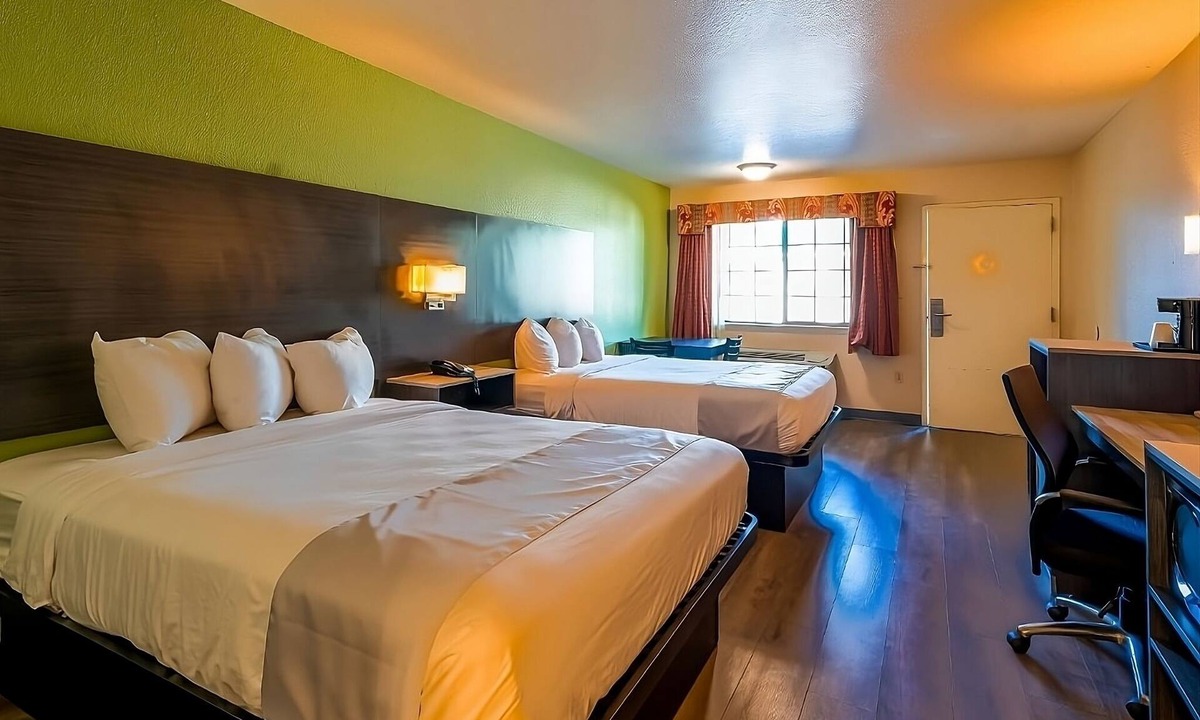 Sweet Home Hotel | Minutes from Yoakum Heritage Museum! Parking, FREE Breakfast and Parking!