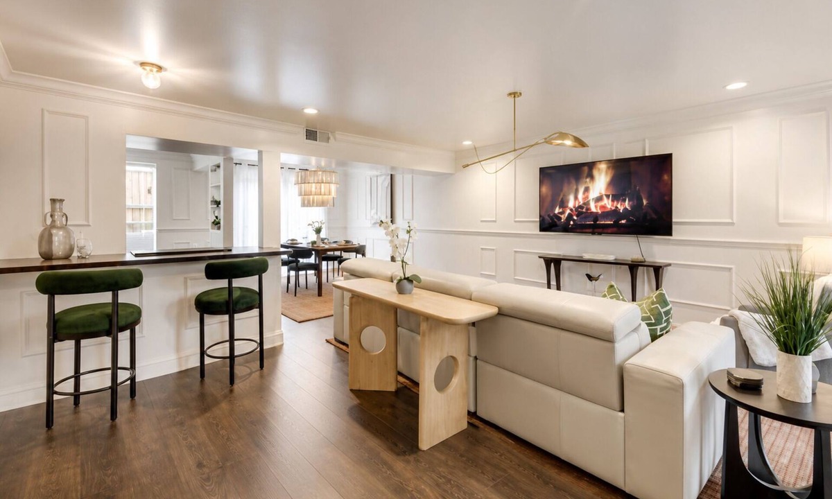 Junius Heights Condo | Modern 2BR/2BA luxury condo in central Dallas with a private patio, stylish interiors, and access to an award-winning courtyard featuring a resort-style pool, hot tub, dry sauna, and cold plunge. Perfect for business trips, leisure, or extended stays