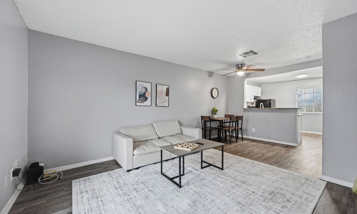 South Arlington Apartment | Modern 2BR townhome with full kitchen & dining